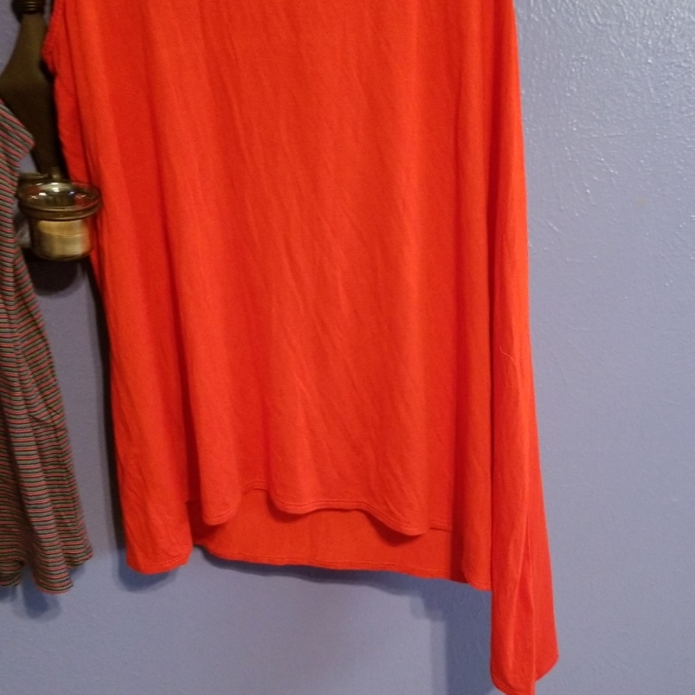 2 tops - Picture 3 of 8